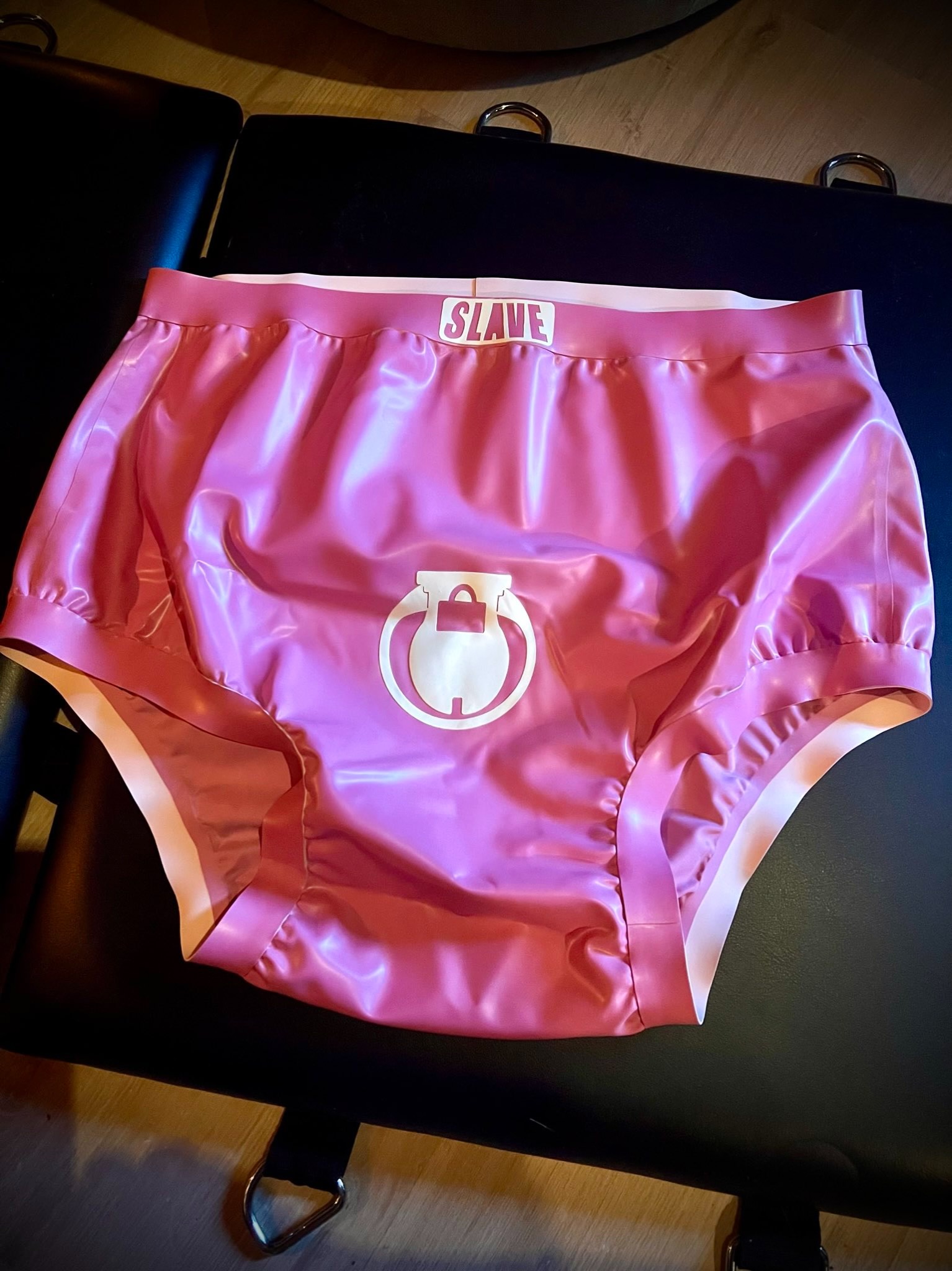 Windelsklave wird von der Luxusherrin neu eingekleidet!